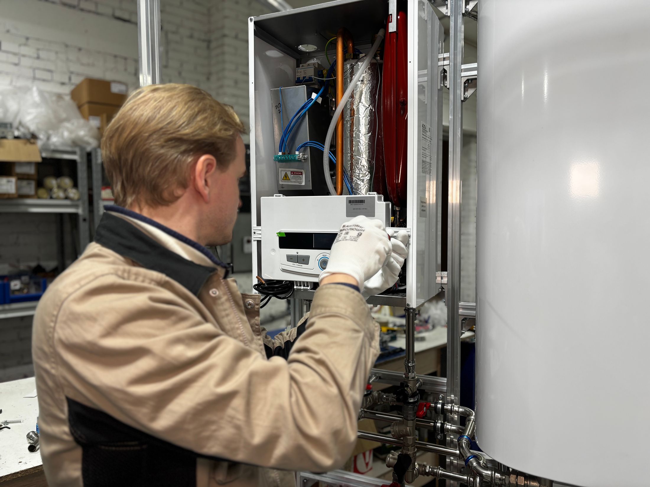 Technik serwisujący instalację grzewczą